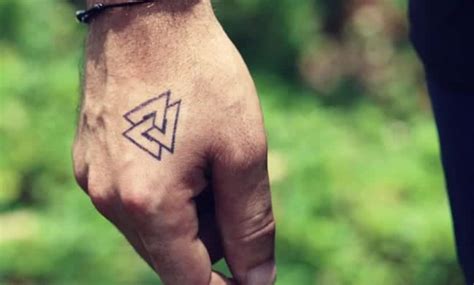 Significado del tatuaje de Valknut: tres triángulos。